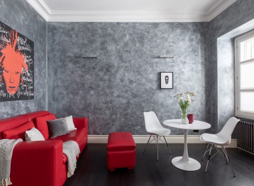 A Sparkle of Red in Trastevere